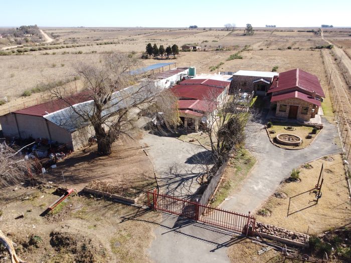 Ventersdorp Rural Small Holding For Sale: Two houses, extensive infrastructure, 1 hectare water rights.