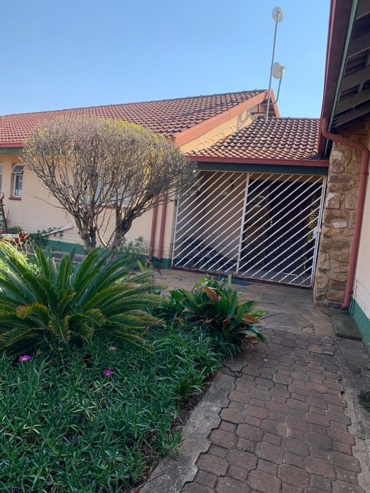 For Sale: House in Westonaria Central with 3 beds, flatlet, pool, and garage.