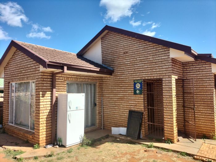 For Sale: 3 Bedroom House in Randlespark with guest toilet and unfinished flatlet.