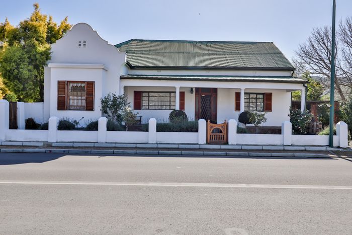 Montagu Central House For Sale: Spacious layout, garden, and prime location.