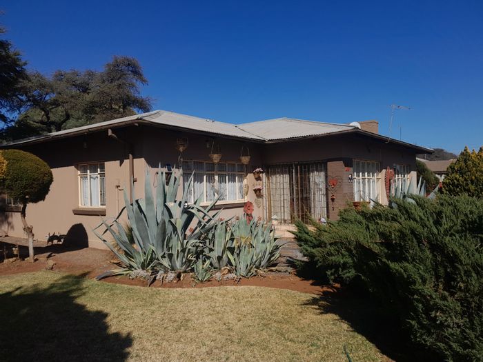 Kuruman Central House For Sale: 3 Bedrooms, low-maintenance garden, fireplace, garage.