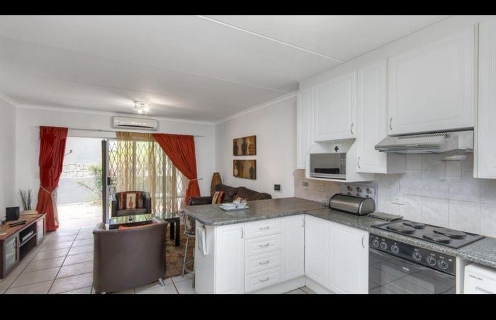 Sunninghill Apartment For Sale: 2 Bedrooms, Private Garden, Secure Complex Amenities.