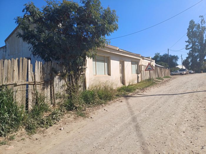 For Sale: House in Van Wyksdorp with large stand, water tank, and barn.