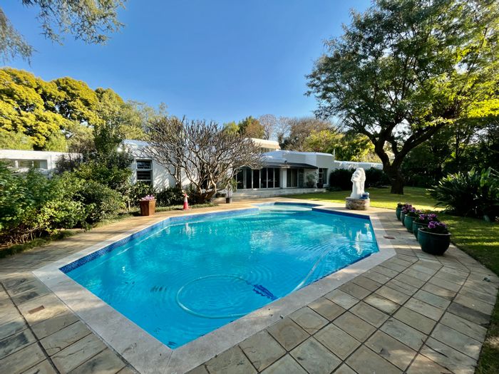 For Sale: Spacious Bryanston East house with pool, tennis court, and security features.