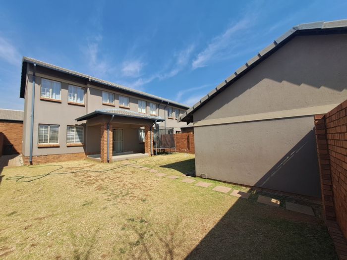 For Sale: Spacious 4-bedroom house in Mooikloof Ridge with garden and parks.