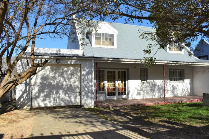 House for Sale in Villiersdorp Central: 1 bed, garage, garden, near schools.