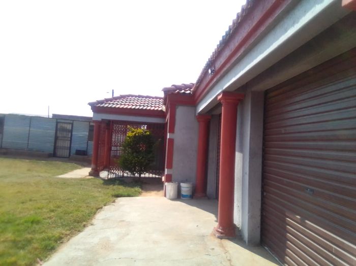 House for Sale in Mankweng: 2 Bedrooms, Borehole, Double Garage, Large Yard.