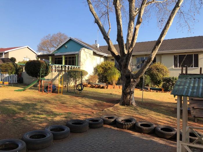 Spacious Constantia Kloof House for Sale: Garden, Office, Entertainment & Security Features!