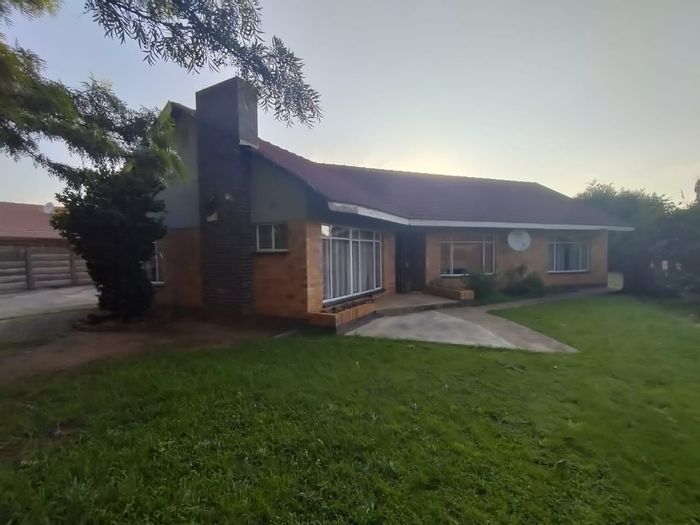 3 Bedroom house for sale in Stilfontein Ext 4 with garage and garden.