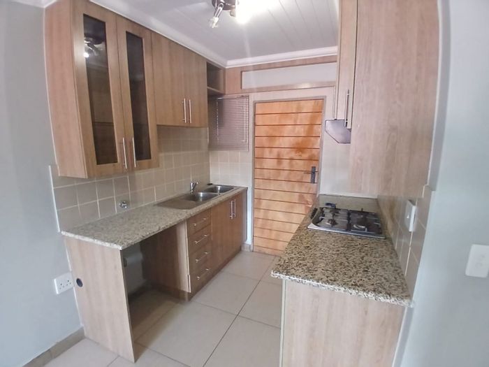 Waverley Townhouse To Rent: 2 bedrooms, open-plan kitchen, secure complex, parking included.