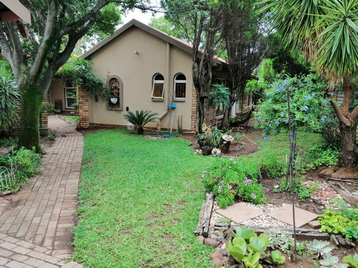 Spacious 4-bedroom house with flatlet, pool, and rental income in Flamwood.