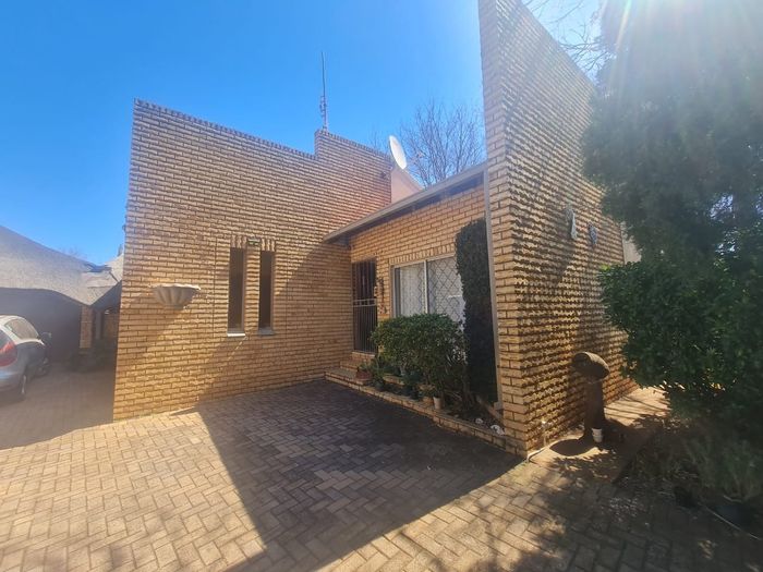 3 Bedroom house for sale in Doringkruin with lapa, double garages, and study.