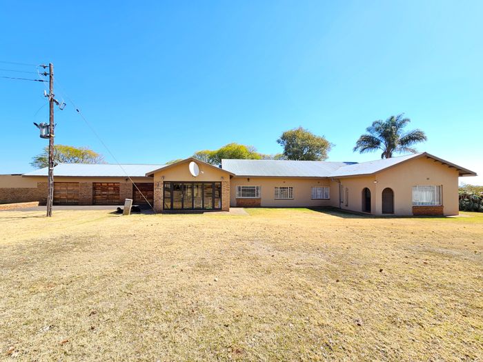 Lydenburg Rural Small Holding For Sale: 21.4 hectares, pool, gardens, fruit trees.