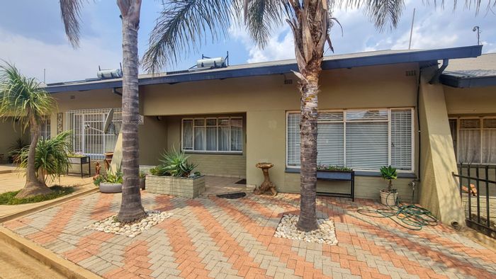 For Sale: Apartment in Lydenburg Central with secure parking, courtyard, and solar geyser.