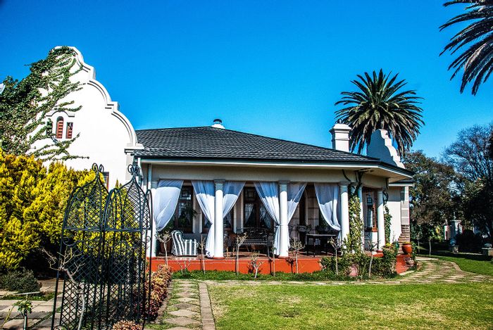 Lydenburg Central House For Sale: Spacious home with guest rooms, garden, and garage.