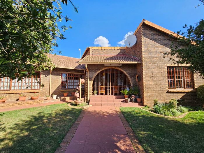 Spacious 3-bedroom house in Lydenburg Central, featuring entertainment area and study. For Sale.