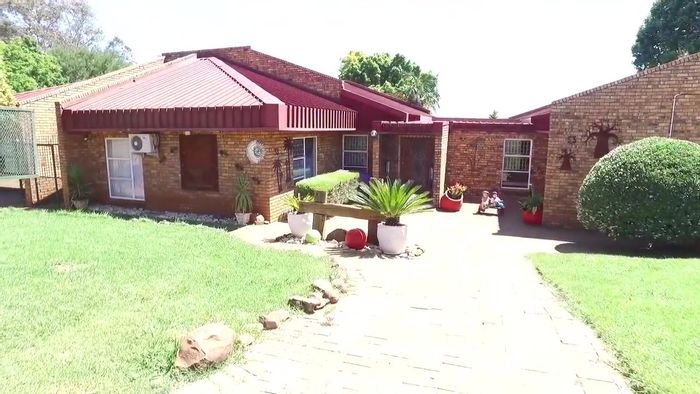 Spacious Lydenburg Central Home for Sale: 5 Bedrooms, Pool, Entertainment Area!