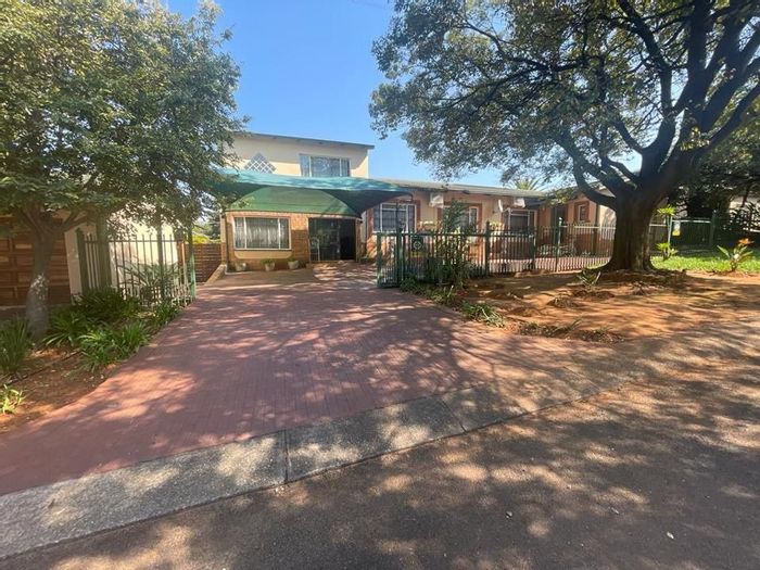 For Sale: House in Mountain View with pool, apartment, and spacious outdoor area.