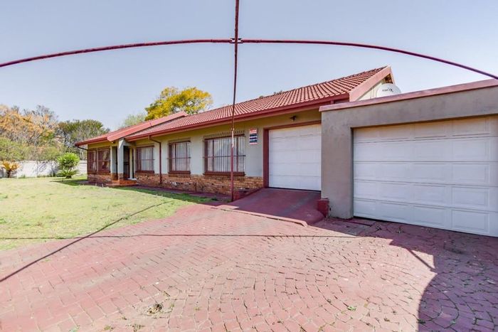 For Sale: House in Mountain View with 4 bedrooms, double garage, and spacious garden.