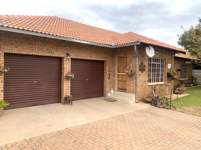 For Sale: House in Modimolle Central with 3 beds, double garage, and garden.