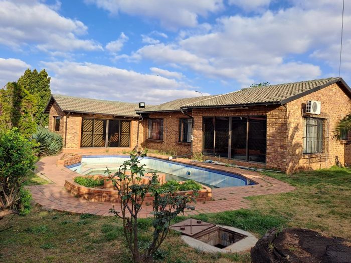 Dalpark House For Sale: 4 Bedrooms, Pool, Bar Area, Double Garage, Spacious Yard.