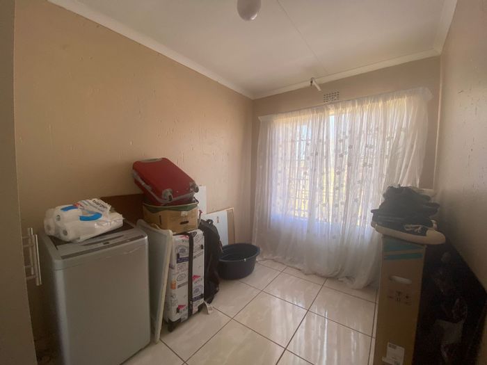 Chloorkop Apartment For Sale: 2-bed, 24-hour security, parking, tenant in place.