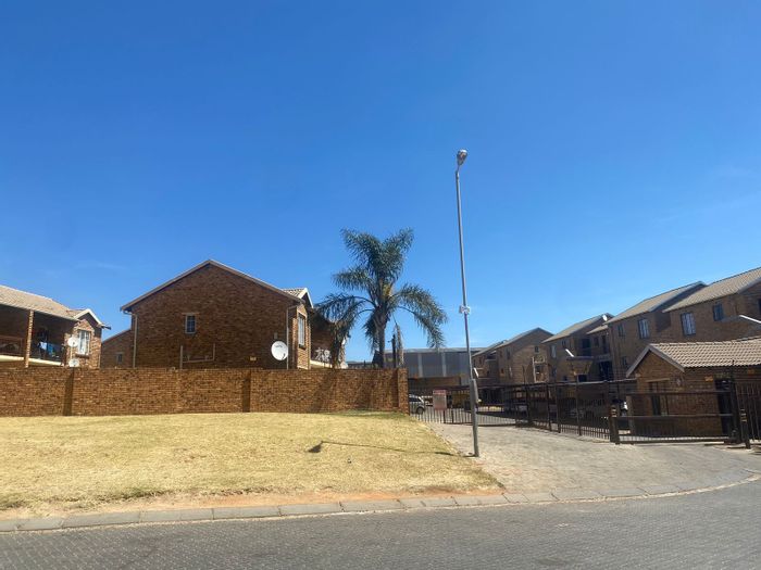 Chloorkop Apartment For Sale: 2-bed, 24-hour security, parking, tenant in place.