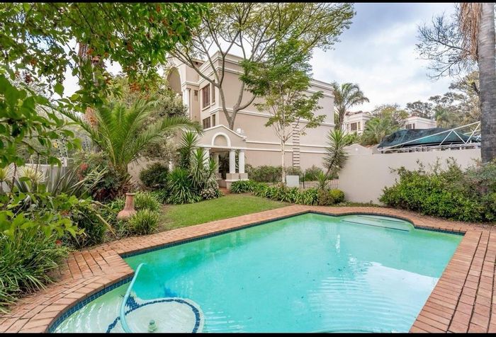 Hyde Park Apartment For Sale: 2 beds, private garden, pool, secure complex.