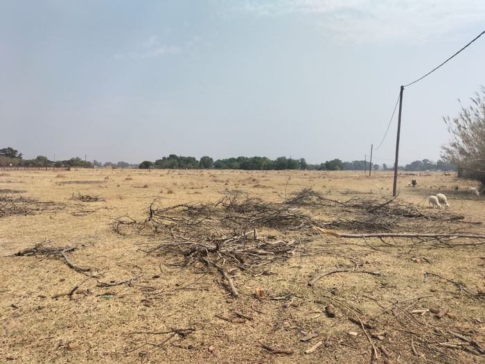 2.5 Ha Small Holding For Sale in Klerksdorp AH - Ideal for Farming or Storage.