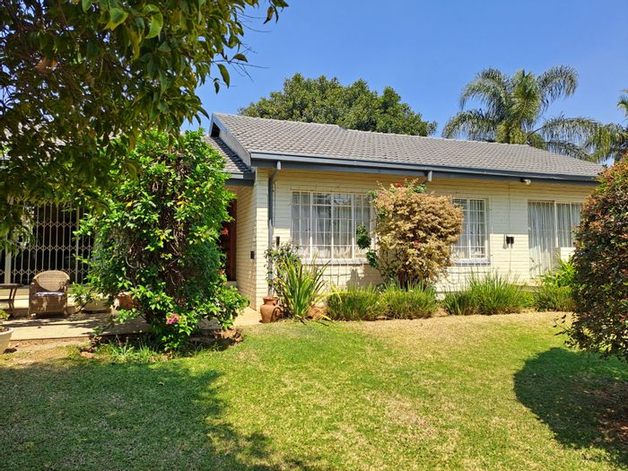 Waterkloof Glen House For Sale: 3 beds, pool, patio, security, dual mandate.