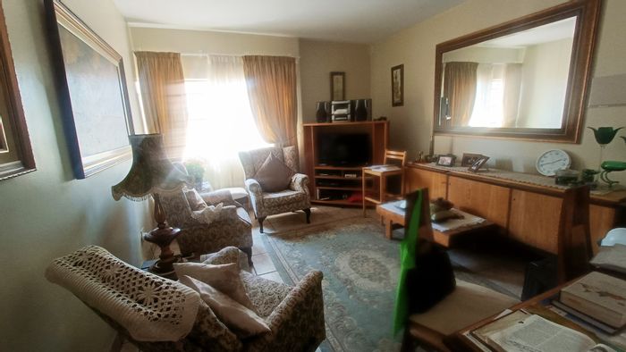 Zwartkop Apartment For Sale: One bedroom, secure complex, lock-up garage, central location.