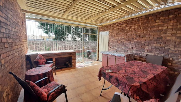 Clarina Townhouse For Sale: 3 beds, communal gardens, 24-hour security, retirement village.