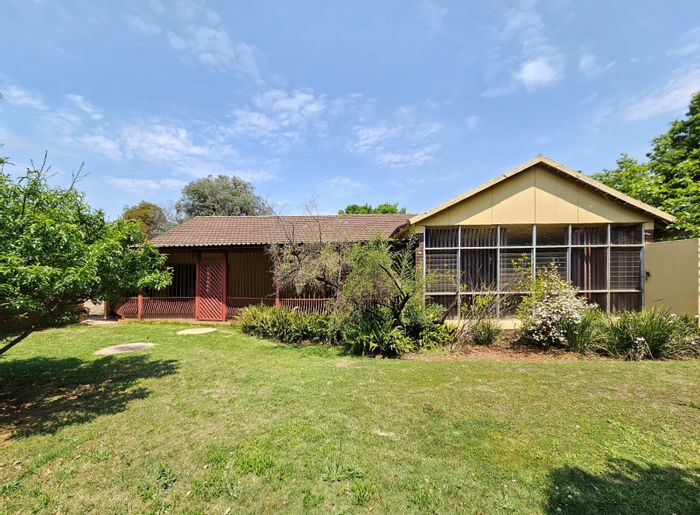 Lydenburg Central House For Sale: Spacious family home with flat, garden, and garages.