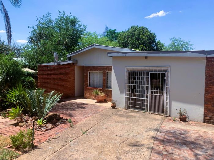 House for Sale in Modimolle Central: 3 Bedrooms, Studio, Garden, Double Garage.