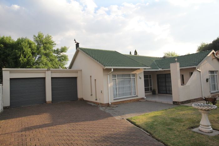 Spacious 4-Bedroom House in Cosmosrand, Perfect for Families or Investment Opportunities!