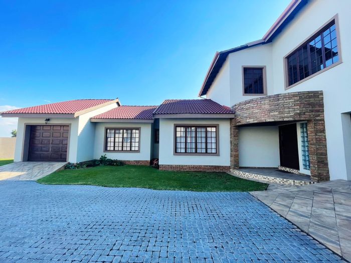 For Sale: House in Reyno Ridge with 4 en-suite bedrooms, lounges, and bar.