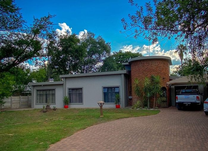 House for Sale in Modimolle Central: Pool, patio, 6 bedrooms, and ample parking.