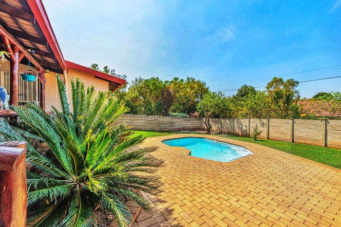 Roodekrans House For Sale: 4 Beds, Pool, Solar, Entertainment Area, Security Features.