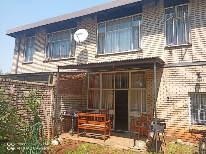 Parktown Estate Townhouse For Sale: 3 Bedrooms, Garden, Close to Schools & Shops!