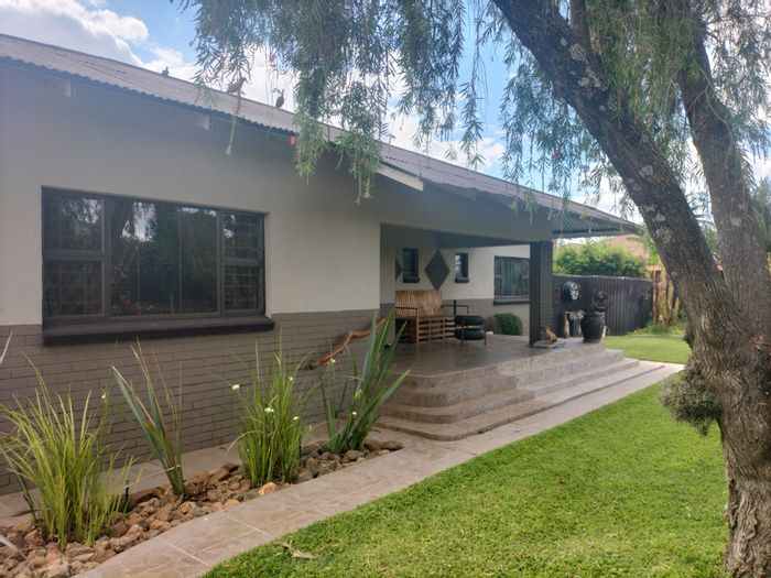 For Sale: Oudorp House with 3 Bedrooms, Flat, Pool, and Lapa.