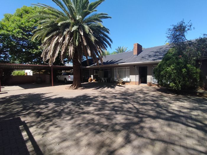 5 Bedroom house with flat for sale in Stilfontein Ext 4, ideal for guests.