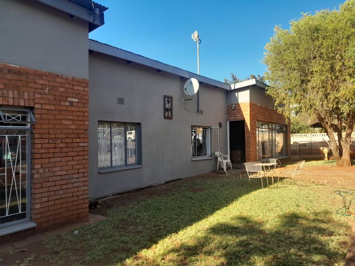 For Sale: House in Kuruman Central, 5 bedrooms, spacious yard, near CBD.