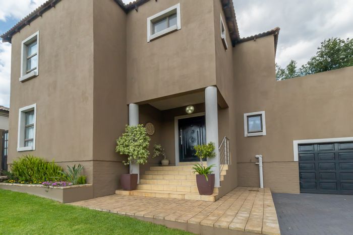 Amberfield House For Sale: 3 bedrooms, pool, braai area, study, double garage.