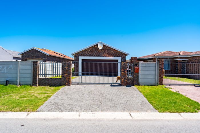 For Sale: House in Parsons Ridge with 3 bedrooms, study, double garage, braai area.