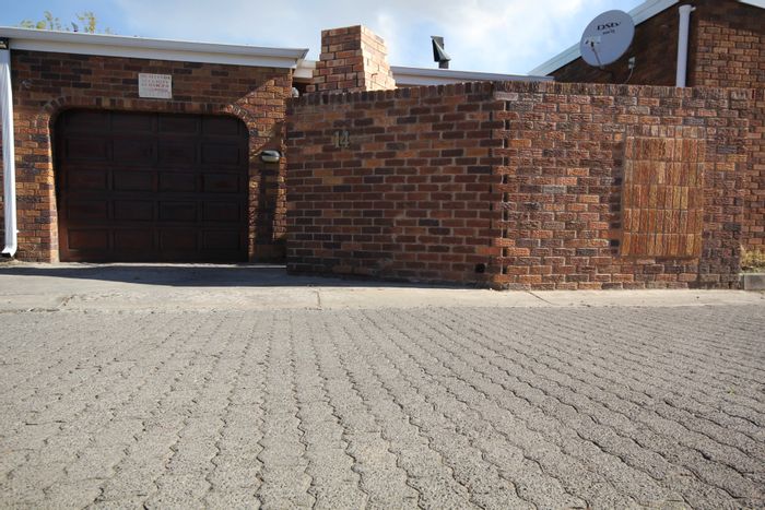 Secunda Central Townhouse For Sale: Open Plan Living, Close to Schools & Shops!