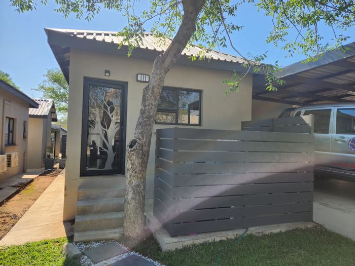 House To Rent in Hoedspruit Central: 3 beds, secure estate, mountain views.