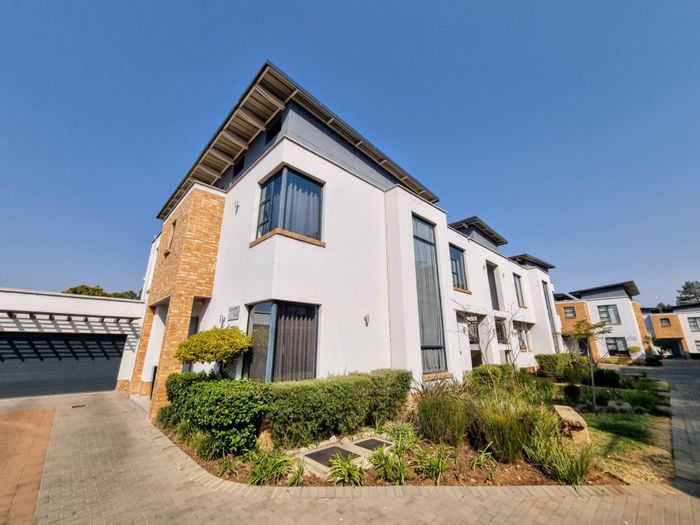 Stunning Waterkloof Apartment for Sale: Spacious, Secure Living Near Vibrant Amenities!