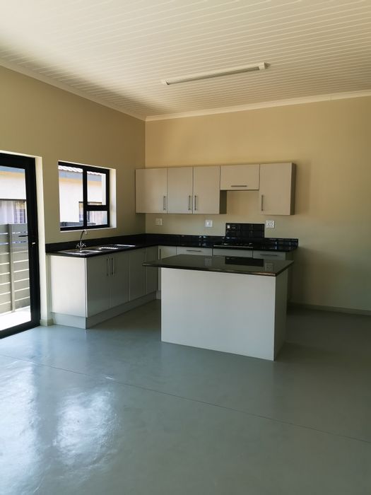 To Rent: 2 Bed House in Hoedspruit Central with secure estate amenities.