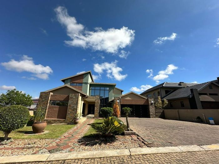 Bendor House For Sale: 5 beds, pool, braai area, security estate living.