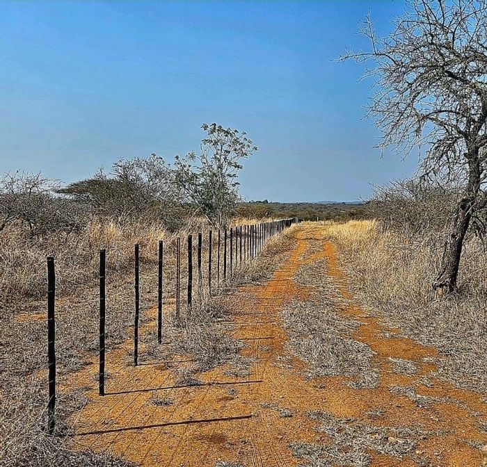 For Sale: Makhado Small Holding, 21.4ha, Borehole, Picnic Area, Splashpool, Electric Gate